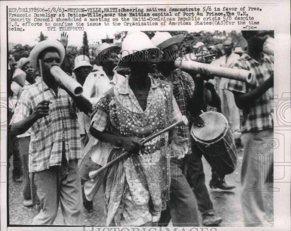 1963 Press Photo Cheering natives for President Francois Duvalier, Haiti- Historic Images