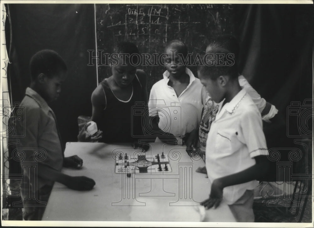 1990 Press Photo Haitian Street Children Learn Math Skills with Board Game- Historic Images