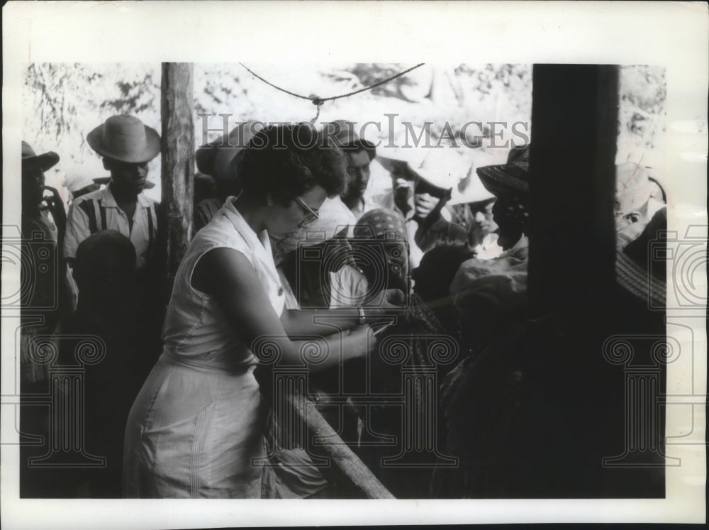 1964 Press Photo Nurse Edith Gohlke of Denver Colorado immunizes Haitians- Historic Images