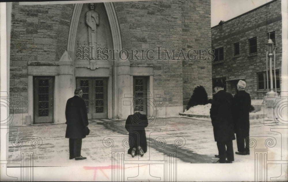 1965 Press Photo Bishop F. W. Freking knelt at La Crosse Cathedral of St. Joseph- Historic Images