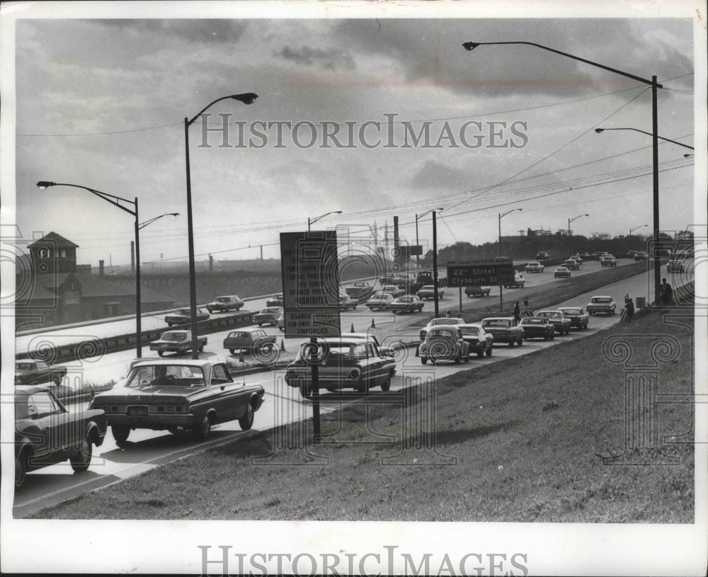 1969 Press Photo 17th street ramp backed with traffic for experiment, Milwaukee