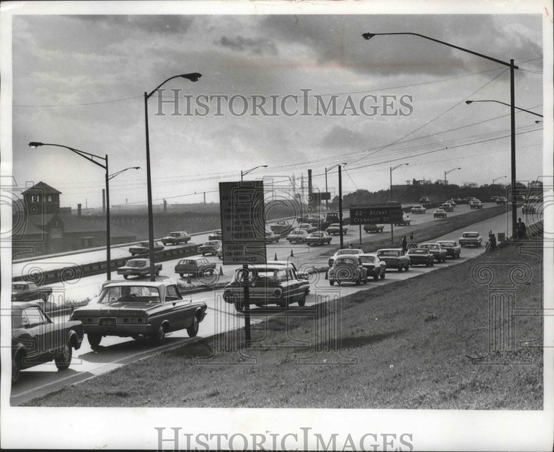 Load image into Gallery viewer, 1969 Press Photo 17th street ramp backed with traffic for experiment, Milwaukee
