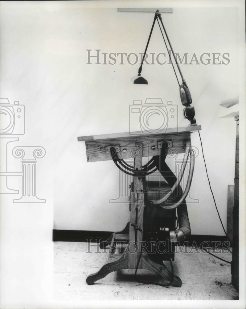 1964 Press Photo Registering Table in The Milwaukee Journal Art Department - Historic Images