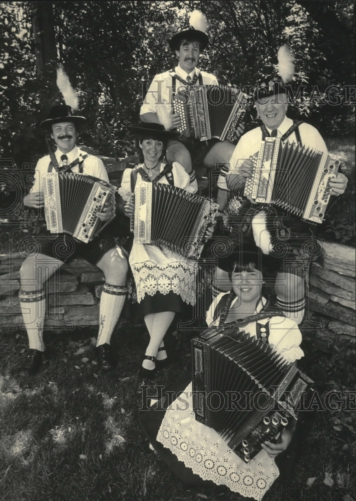 1984 Press Photo The Hacker Family Musicians- Historic Images