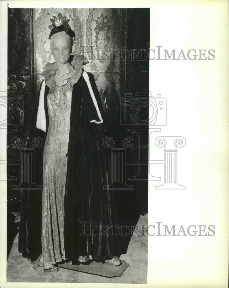 1984 Press Photo Mrs. Frederick W. Sivyer, coronation gown for King George VI.