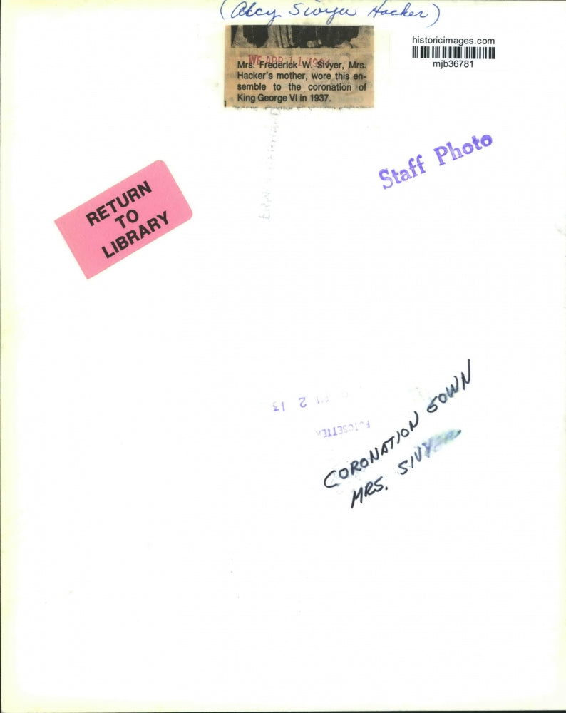 1984 Press Photo Mrs. Frederick W. Sivyer, coronation gown for King George VI.