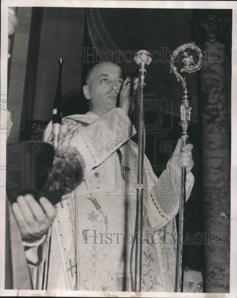 1953 Press Photo Archbishop Albert Gregory Meyer holding the crosier - mjb36867- Historic Images