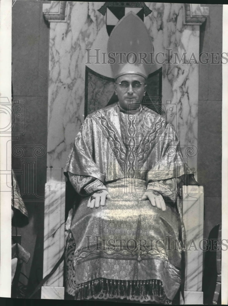 1958 Press Photo Arch Bishop Albert G. Meyer pays homage to Pope John XXIII