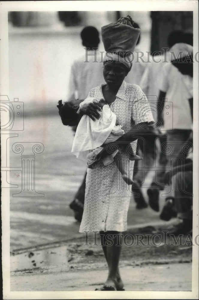 1966 Press Photo Haitian Woman and child - mjb37034- Historic Images