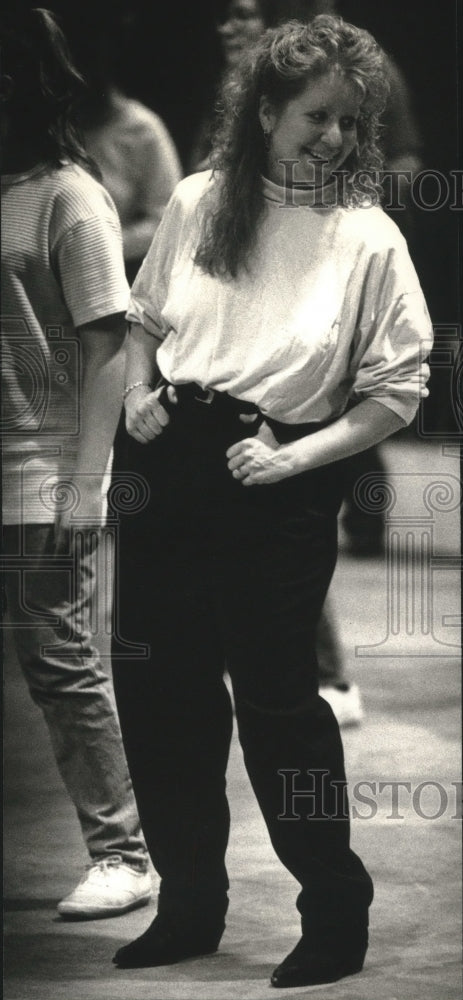  Press Photo Meg Barger of Wauwatosa in Line Dance- Historic Images