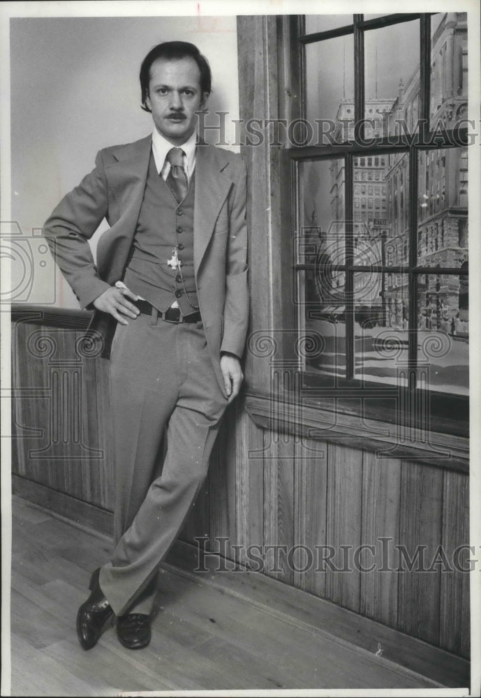 1977 Press Photo William Frick, exhibits curator Historical Society, Milwaukee.