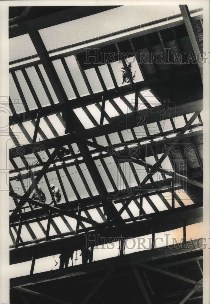 1989 Press Photo Construction Workers Visible from Beneath High Rise Bridge- Historic Images