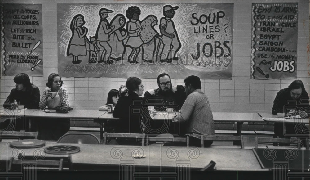 1975 Press Photo Anti-Inflation Soup Line at Michael Community School Wisconsin