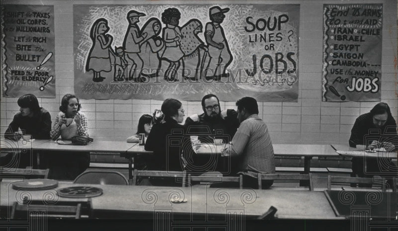 Load image into Gallery viewer, 1975 Press Photo Anti-Inflation Soup Line at Michael Community School Wisconsin
