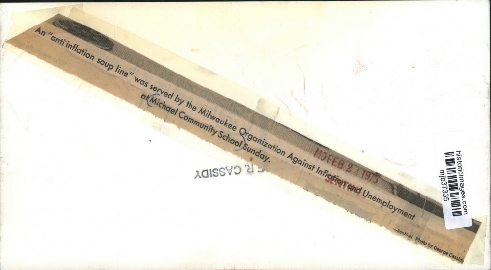 1975 Press Photo Anti-Inflation Soup Line at Michael Community School Wisconsin