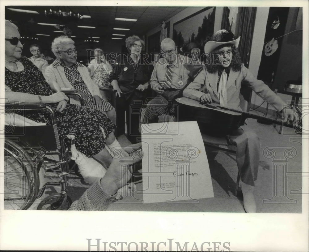 1983 Press Photo Angel Marie Michael Receives Letter from President Reagan - Historic Images