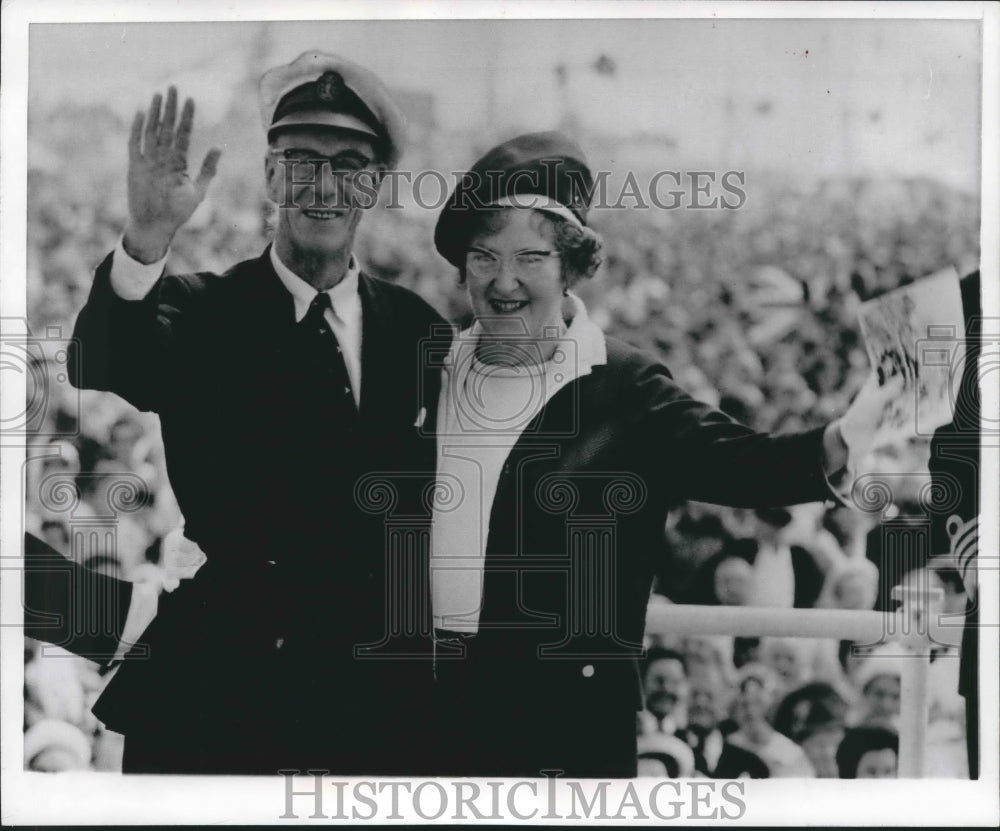 1968 Press Photo Alec Rose and Wife after His Around-the-World Voyage- Historic Images