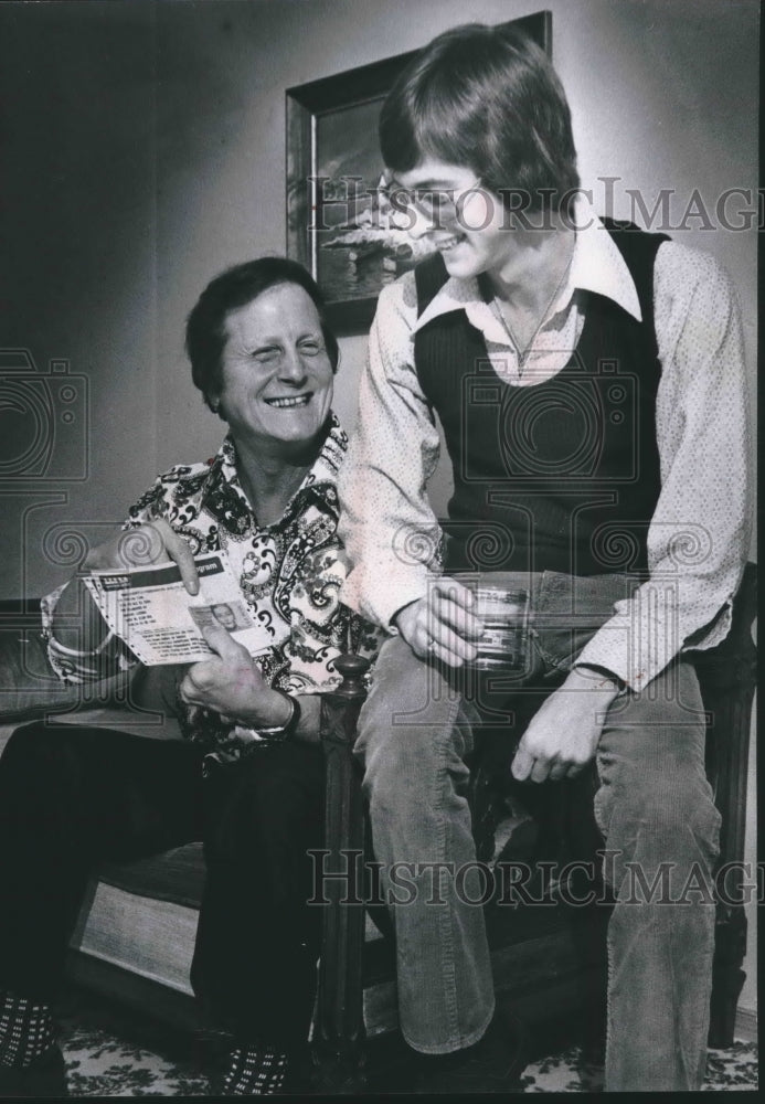 1974 Press Photo Raymond V. Ross and other, holding winning sweepstakes ticket.- Historic Images