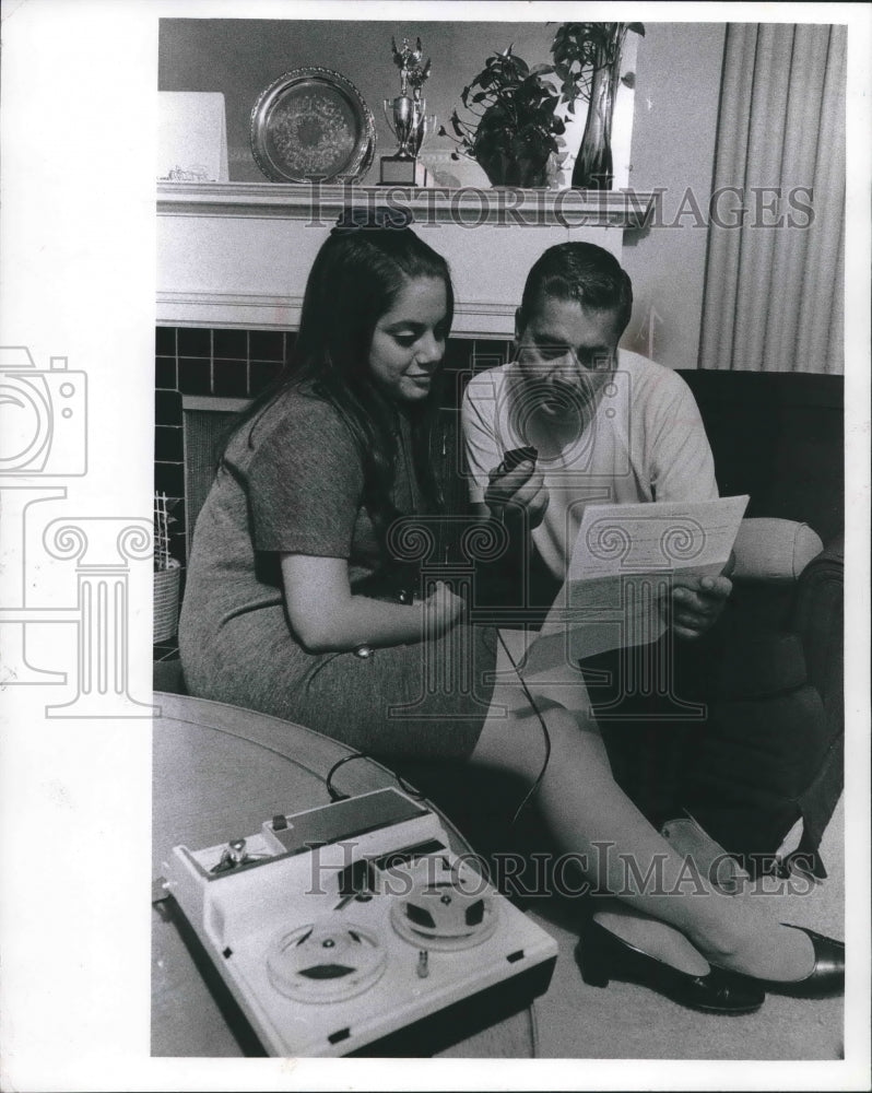 1968 Press Photo Susan Rothman and father, Lee Rothman, at work - mjb38204- Historic Images