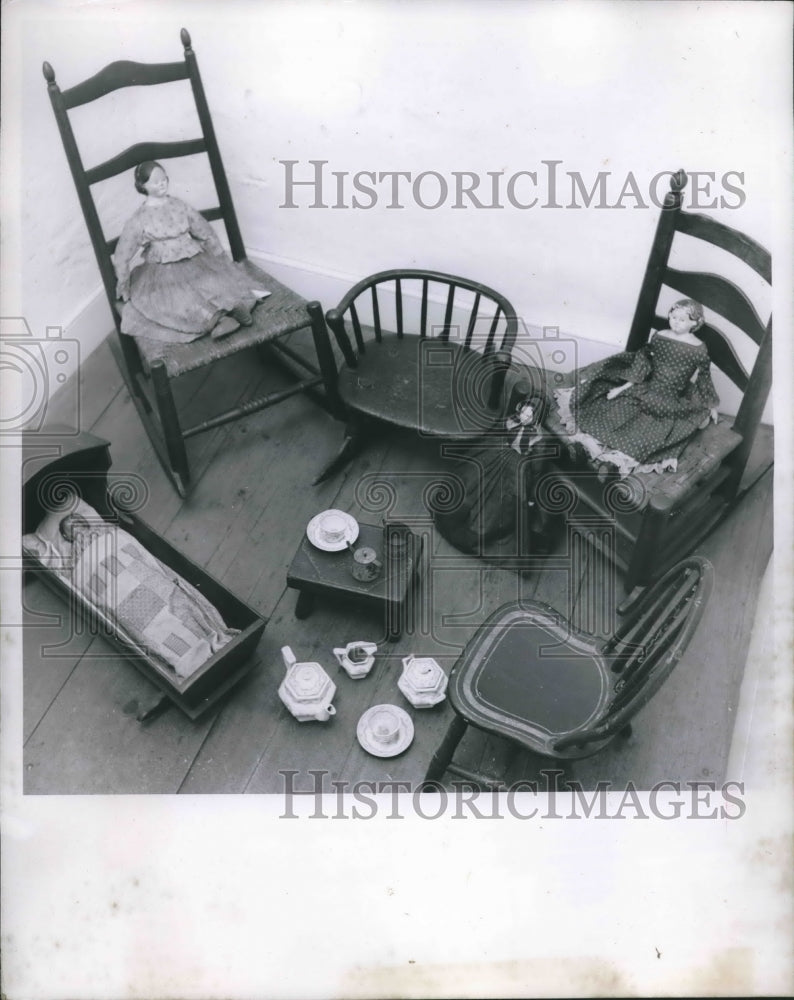 1952 Press Photo Dolls of Betsy Ross' three daughters. - mjb38267