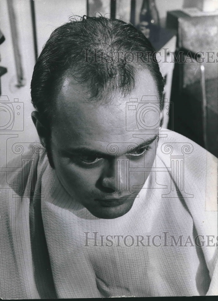 1969 Press Photo Greg Langemack before hair weaving at Edwardian Barbershop- Historic Images