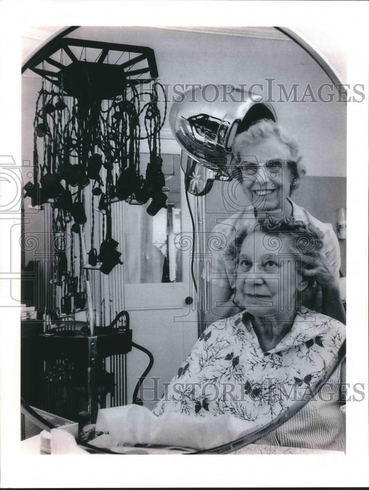 1962 Press Photo Belle Pickard- Beautician - mjb38512- Historic Images