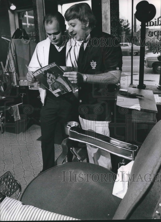 1969 Press Photo Langemack Talked To Shop's Operator About Hair, Wauwatosa- Historic Images