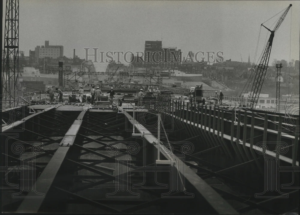 1981 Press Photo Construction of 27th Street Viaduct in Milwaukee, Wisconsin- Historic Images