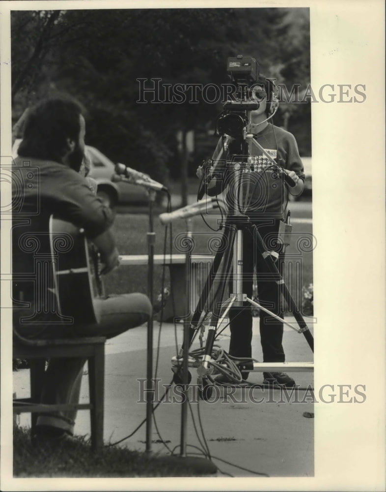 1983 Press Photo Peter Schmidt and Gil Plotkin, guitarist, at Shorewood Library- Historic Images