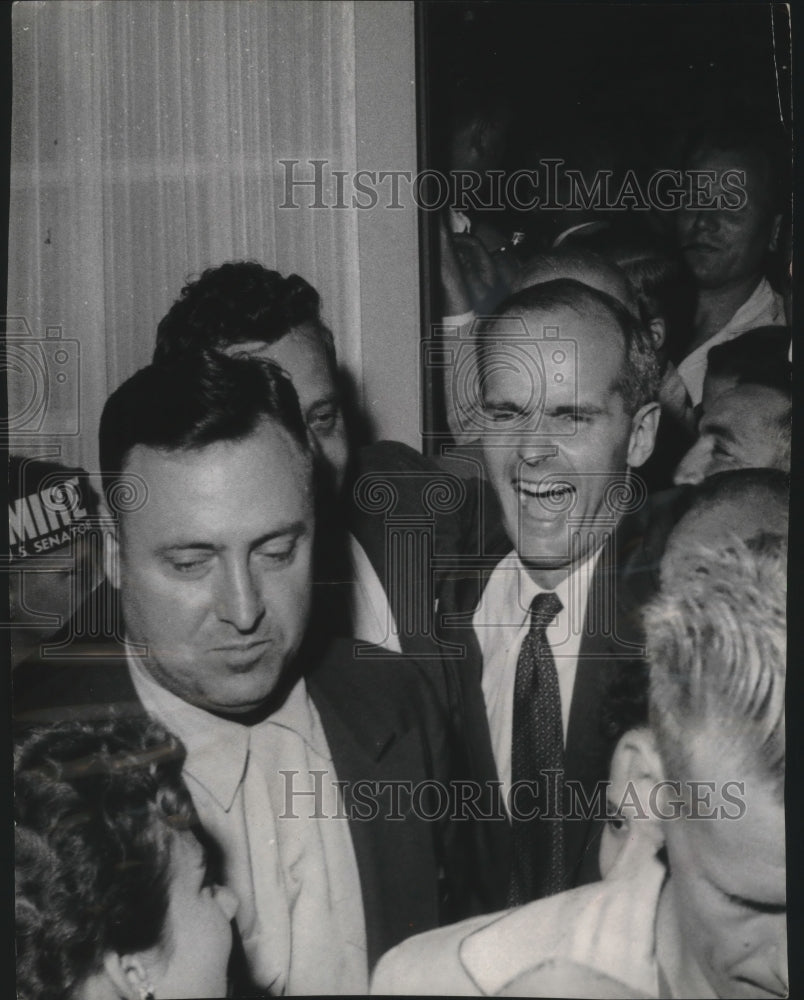 1957 Press Photo William Promire enters hotel, greeted by crowd - mjb38961