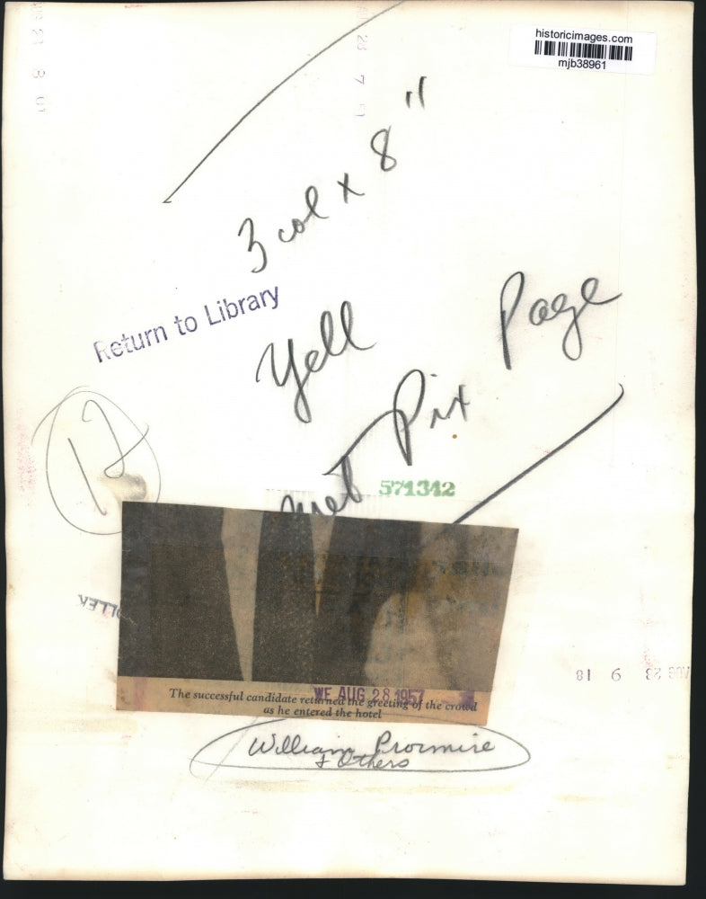 1957 Press Photo William Promire enters hotel, greeted by crowd - mjb38961