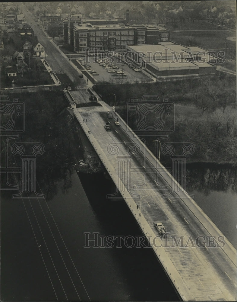 1982 Press Photo The Locust St. Bridge in Milwaukee - mjb39032- Historic Images