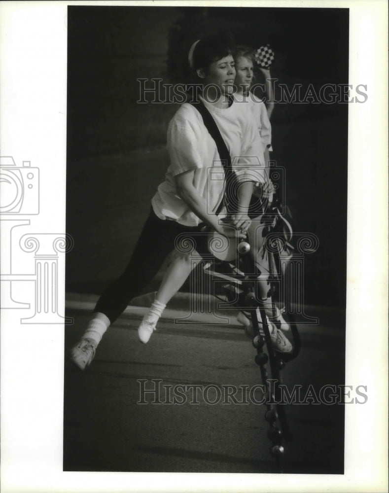 1994 Press Photo Julie Giuliani-Chucka, brigade staff, workout with Ndjukas.- Historic Images