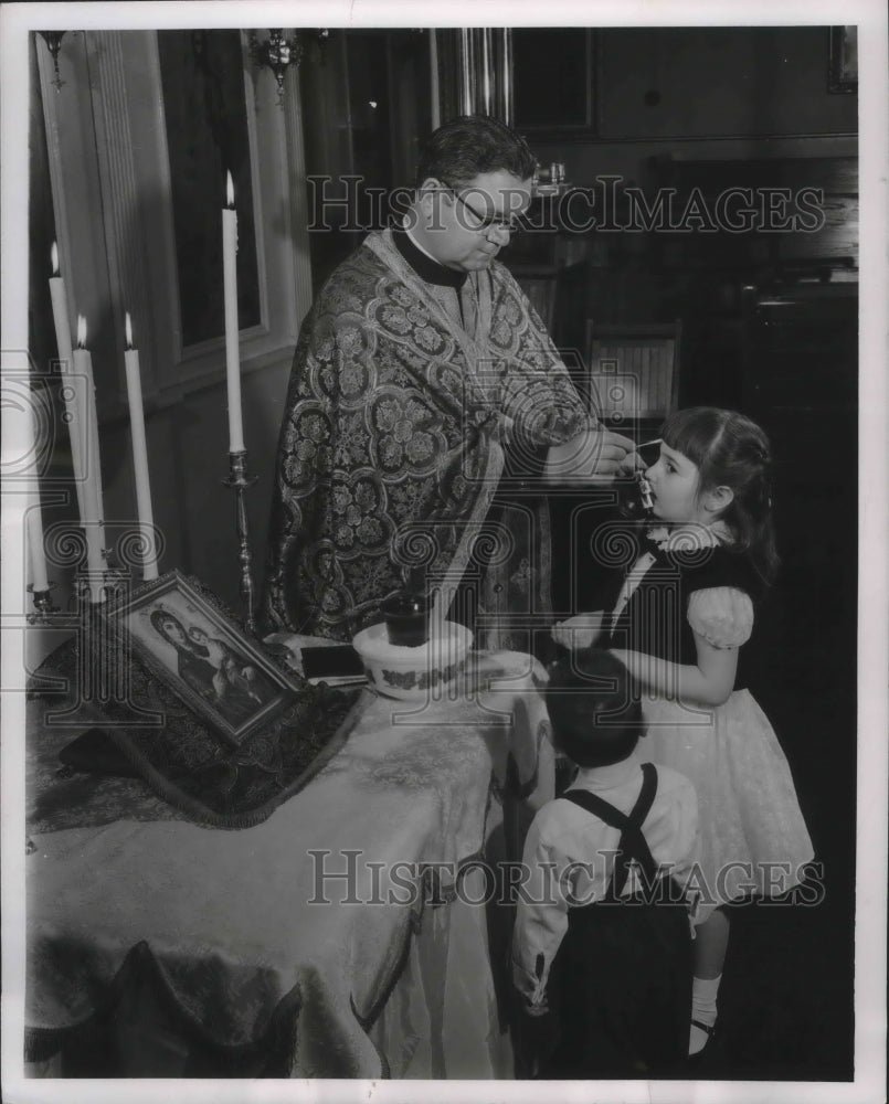 1956 Press Photo Rev. George Thomas anoints with oil Deanne Poulous- Historic Images