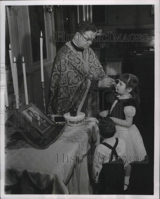 1956 Press Photo Rev. George Thomas anoints with oil Deanne Poulous- Historic Images