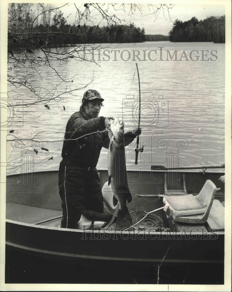 Load image into Gallery viewer, 1980 Press Photo Jay Reed, a Journal employee caught a Musky on the water
