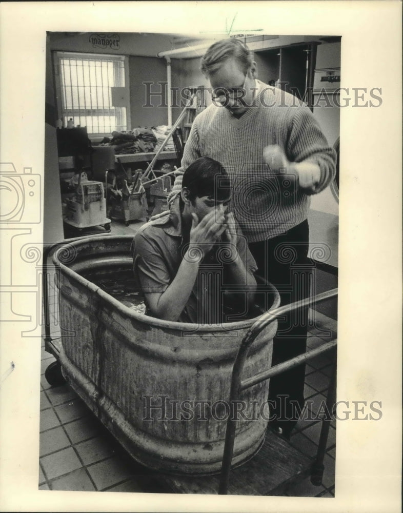 1985 Press Photo Thomas Peterson is baptised by Michael Tyloch at jail, Waukesha- Historic Images