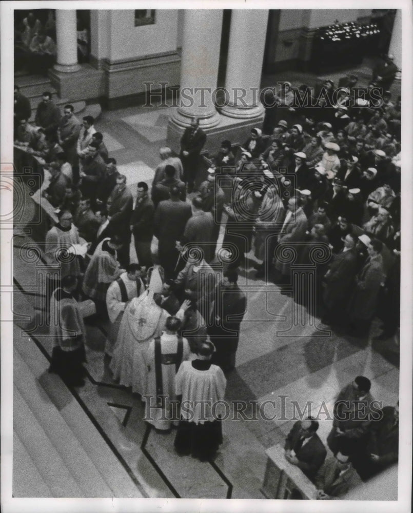 1957 Press Photo Catholic converts received confirmation at St. John&#39;s cathedral- Historic Images