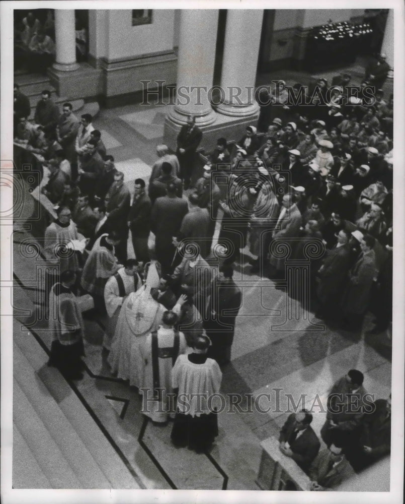1957 Press Photo Catholic converts received confirmation at St. John's cathedral- Historic Images