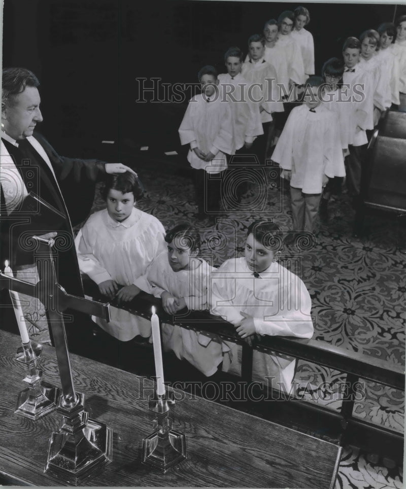 Load image into Gallery viewer, 1956 Press Photo Children Are Ready For Confirmation At Kenwood Methodist Church

