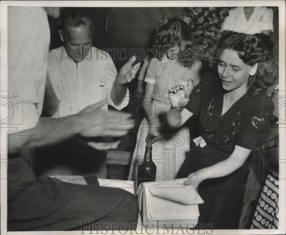 1951 Press Photo Daytime meeting, woman feels the &quot;power&quot; of Religion- Historic Images