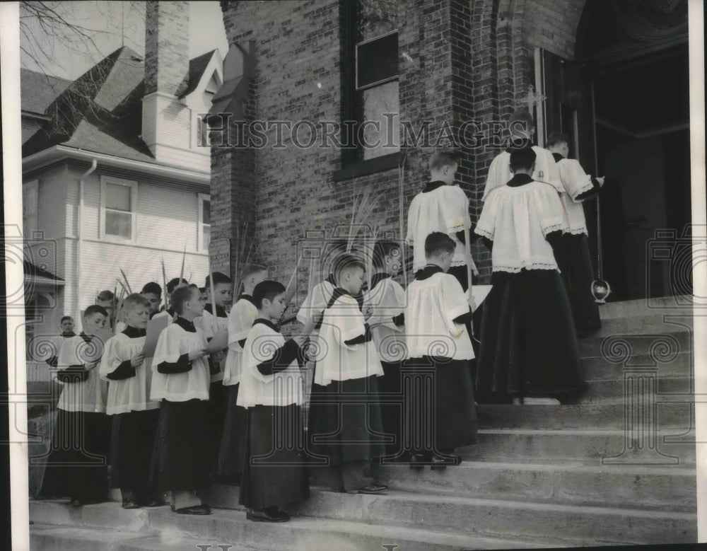 1957 Press Photo A Boys&#39; Choir Procession at St. Jerome&#39;s Roman Catholic Church- Historic Images