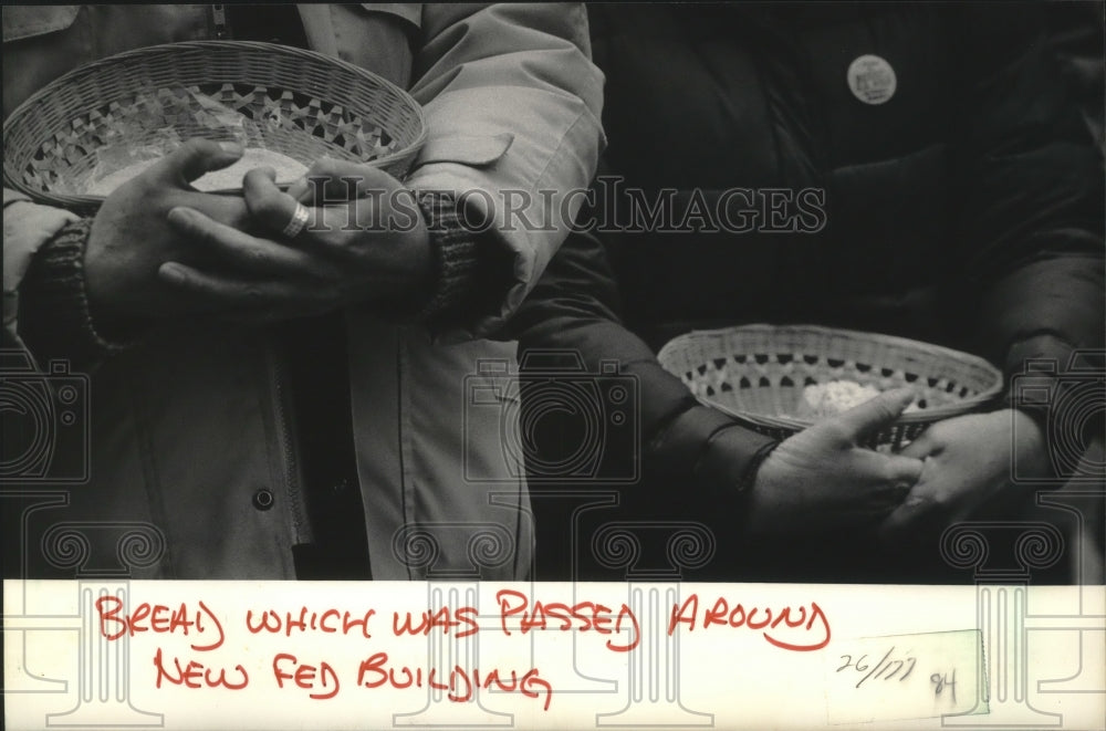 1985 Press Photo Bread being passed around at New Federal Building.- Historic Images