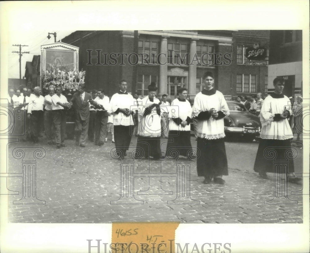 1950 Press Photo The Wisconsin on Parade, Roman Catholic Sunday Procession- Historic Images