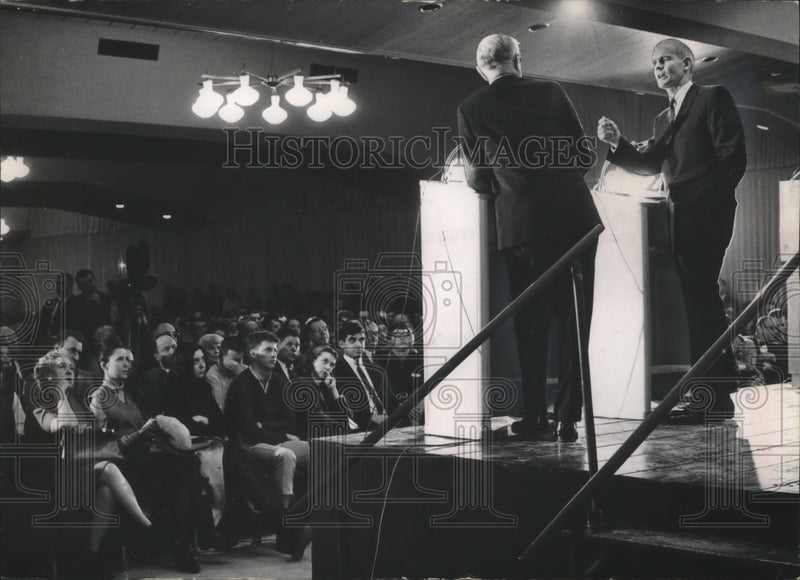 Load image into Gallery viewer, 1967 Press Photo Senator Proxmire of Wisconsin Debate Senator Morse of Oregon
