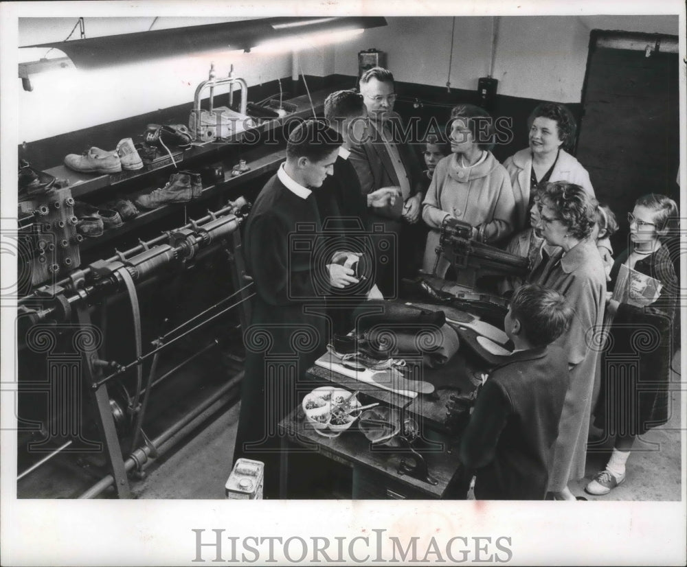 1961 Press Photo Shoe Repair Shop At Redemptorist Monastery, Lac La Belle- Historic Images