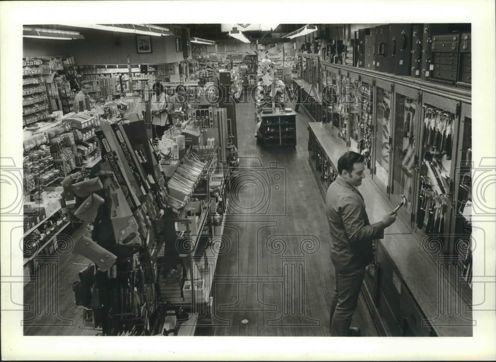 1962 Press Photo One floor in Reinhold&#39;s Hardware, oldest hardware in Milwaukee.