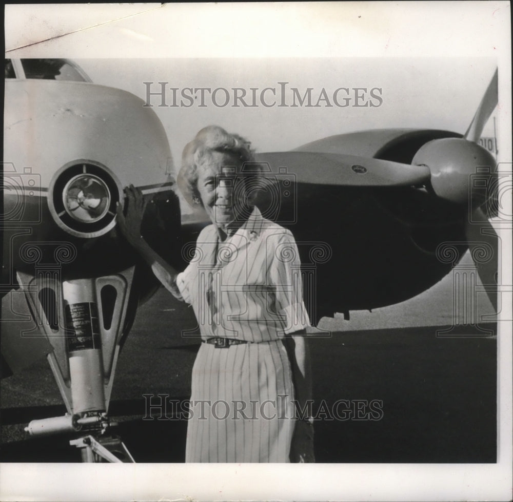 1964 Press Photo Pilot Ruth Reinhold with Senator Goldwater's Private Plane