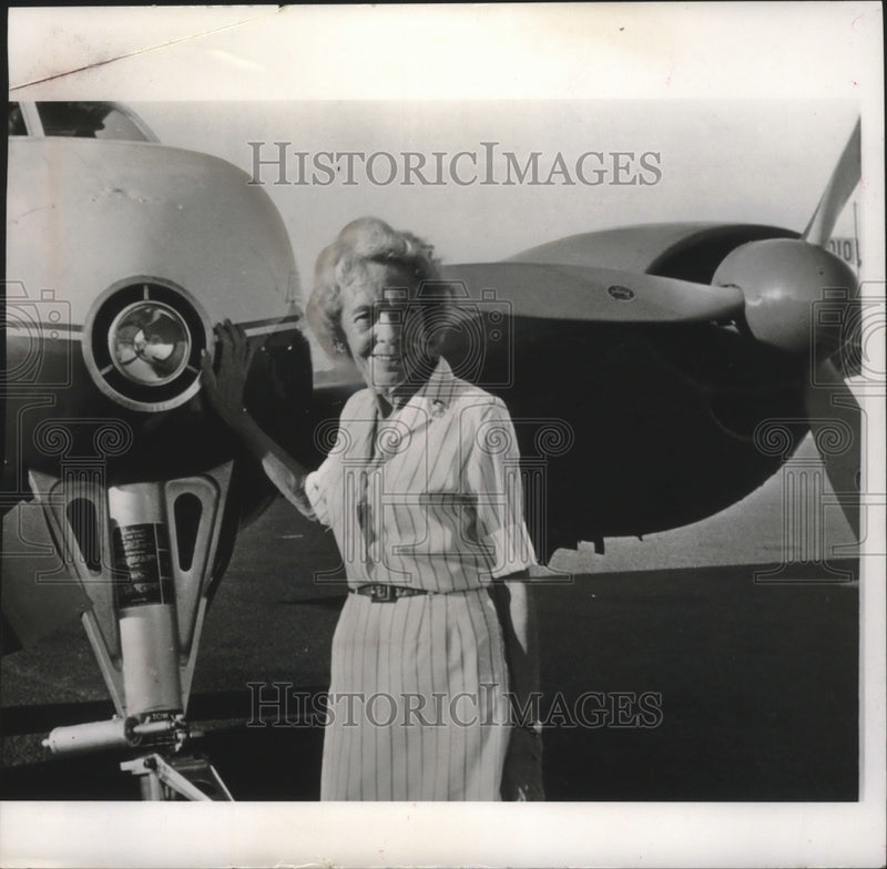 Load image into Gallery viewer, 1964 Press Photo Pilot Ruth Reinhold with Senator Goldwater's Private Plane
