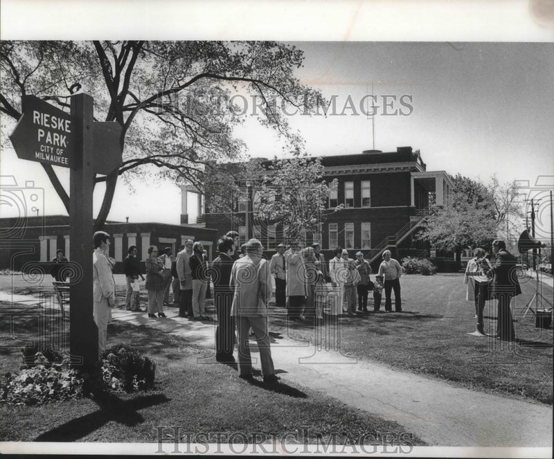 Load image into Gallery viewer, 1975 Press Photo Dedication Ceremonies for Reiske Park, Milwaukee - mjb40337
